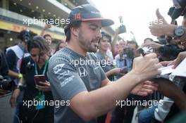 Fernando Alonso (ESP) McLaren signs autographs for the fans. 26.10.2017. Formula 1 World Championship, Rd 18, Mexican Grand Prix, Mexico City, Mexico, Preparation Day.