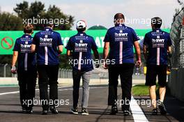 Sergio Perez (MEX) Sahara Force India F1 walks the circuit with the team. 26.10.2017. Formula 1 World Championship, Rd 18, Mexican Grand Prix, Mexico City, Mexico, Preparation Day.