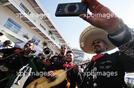 Traditional Mexican Band with Daniel Ricciardo (AUS) Red Bull Racing. 26.10.2017. Formula 1 World Championship, Rd 18, Mexican Grand Prix, Mexico City, Mexico, Preparation Day.