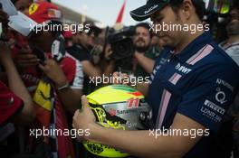 Sergio Perez (MEX) Sahara Force India F1 signs autographs for the fans. 26.10.2017. Formula 1 World Championship, Rd 18, Mexican Grand Prix, Mexico City, Mexico, Preparation Day.