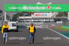 Sergey Sirotkin (RUS) Renault Sport F1 Team  and Carlos Sainz Jr (ESP) Renault F1 Team  26.10.2017. Formula 1 World Championship, Rd 18, Mexican Grand Prix, Mexico City, Mexico, Preparation Day.