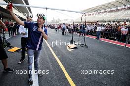 Sergio Perez (MEX) Sahara Force India F1 with fans. 26.10.2017. Formula 1 World Championship, Rd 18, Mexican Grand Prix, Mexico City, Mexico, Preparation Day.