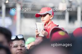 A young Friday fan. 26.10.2017. Formula 1 World Championship, Rd 18, Mexican Grand Prix, Mexico City, Mexico, Preparation Day.