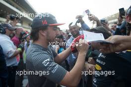 Fernando Alonso (ESP) McLaren signs autographs for the fans. 26.10.2017. Formula 1 World Championship, Rd 18, Mexican Grand Prix, Mexico City, Mexico, Preparation Day.