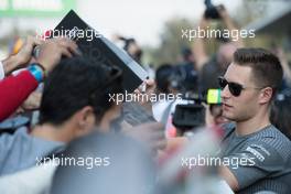 Stoffel Vandoorne (BEL) McLaren signs autographs for the fans. 26.10.2017. Formula 1 World Championship, Rd 18, Mexican Grand Prix, Mexico City, Mexico, Preparation Day.