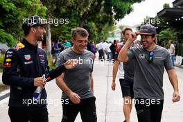 (L to R): Daniel Ricciardo (AUS) Red Bull Racing with Fernando Alonso (ESP) McLaren. 29.09.2017. Formula 1 World Championship, Rd 15, Malaysian Grand Prix, Sepang, Malaysia, Friday.