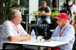 (L to R): Dr Helmut Marko (AUT) Red Bull Motorsport Consultant with Niki Lauda (AUT) Mercedes Non-Executive Chairman. 29.09.2017. Formula 1 World Championship, Rd 15, Malaysian Grand Prix, Sepang, Malaysia, Friday.