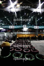 Renault Sport F1 Team pit garage at night. 29.09.2017. Formula 1 World Championship, Rd 15, Malaysian Grand Prix, Sepang, Malaysia, Friday.