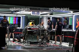Red Bull Racing pit garage at night. 29.09.2017. Formula 1 World Championship, Rd 15, Malaysian Grand Prix, Sepang, Malaysia, Friday.