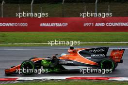 Fernando Alonso (ESP) McLaren MCL32 with flow-vis paint on his sidepod.                                29.09.2017. Formula 1 World Championship, Rd 15, Malaysian Grand Prix, Sepang, Malaysia, Friday.