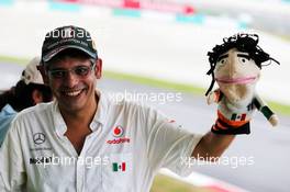 A Sergio Perez (MEX) Sahara Force India F1, fan with a hand puppet. 29.09.2017. Formula 1 World Championship, Rd 15, Malaysian Grand Prix, Sepang, Malaysia, Friday.