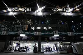 Williams pit garages at night. 29.09.2017. Formula 1 World Championship, Rd 15, Malaysian Grand Prix, Sepang, Malaysia, Friday.