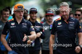 (L to R): Max Verstappen (NLD) Red Bull Racing with Jonathan Wheatley (GBR) Red Bull Racing Team Manager. 29.09.2017. Formula 1 World Championship, Rd 15, Malaysian Grand Prix, Sepang, Malaysia, Friday.