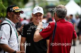 Valtteri Bottas (FIN) Mercedes AMG F1 with a fan. 29.09.2017. Formula 1 World Championship, Rd 15, Malaysian Grand Prix, Sepang, Malaysia, Friday.