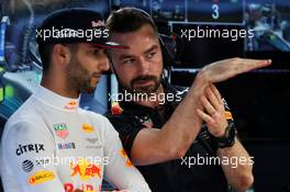 (L to R): Daniel Ricciardo (AUS) Red Bull Racing with Simon Rennie (GBR) Red Bull Racing Race Engineer. 29.09.2017. Formula 1 World Championship, Rd 15, Malaysian Grand Prix, Sepang, Malaysia, Friday.