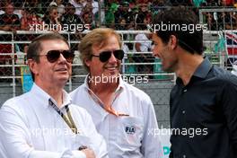 (L to R): Gary Connely (AUS) FIA Steward with Danny Sullivan (USA) FIA Steward and Mark Webber (AUS) Channel 4 Presenter on the grid. 01.10.2017. Formula 1 World Championship, Rd 15, Malaysian Grand Prix, Sepang, Malaysia, Sunday.