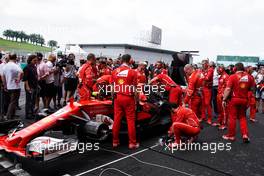 The Ferrari SF70H of Kimi Raikkonen (FIN) Ferrari with a problem on the grid.                                01.10.2017. Formula 1 World Championship, Rd 15, Malaysian Grand Prix, Sepang, Malaysia, Sunday.