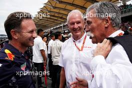 (L to R): Christian Horner (GBR) Red Bull Racing Team Principal with Dr Helmut Marko (AUT) Red Bull Motorsport Consultant and Chase Carey (USA) Formula One Group Chairman on the grid. 01.10.2017. Formula 1 World Championship, Rd 15, Malaysian Grand Prix, Sepang, Malaysia, Sunday.