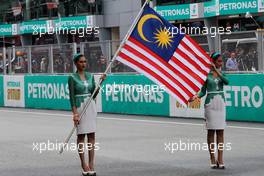 Grid girls with the Malaysian flag. 01.10.2017. Formula 1 World Championship, Rd 15, Malaysian Grand Prix, Sepang, Malaysia, Sunday.