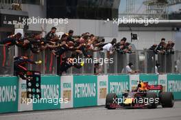 Max Verstappen (NLD) Red Bull Racing wins the race. 01.10.2017. Formula 1 World Championship, Rd 15, Malaysian Grand Prix, Sepang, Malaysia, Sunday.