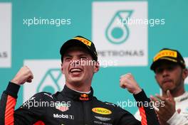 Max Verstappen (NLD) Red Bull Racing and Lewis Hamilton (GBR) Mercedes AMG F1   01.10.2017. Formula 1 World Championship, Rd 15, Malaysian Grand Prix, Sepang, Malaysia, Sunday.