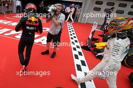 Max Verstappen (NLD) Red Bull Racing and Lewis Hamilton (GBR) Mercedes AMG F1   01.10.2017. Formula 1 World Championship, Rd 15, Malaysian Grand Prix, Sepang, Malaysia, Sunday.