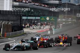 Lewis Hamilton (GBR) Mercedes AMG F1 W08 leads at the start of the race. 01.10.2017. Formula 1 World Championship, Rd 15, Malaysian Grand Prix, Sepang, Malaysia, Sunday.