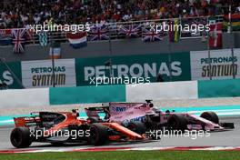Stoffel Vandoorne (BEL) McLaren MCL32 and Sergio Perez (MEX) Sahara Force India F1 VJM10 battle for position. 01.10.2017. Formula 1 World Championship, Rd 15, Malaysian Grand Prix, Sepang, Malaysia, Sunday.