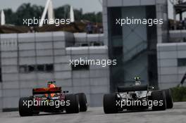 Valtteri Bottas (FIN) Mercedes AMG F1 W08 and Daniel Ricciardo (AUS) Red Bull Racing RB13 battle for position. 01.10.2017. Formula 1 World Championship, Rd 15, Malaysian Grand Prix, Sepang, Malaysia, Sunday.