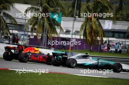 Valtteri Bottas (FIN) Mercedes AMG F1 W08 and Daniel Ricciardo (AUS) Red Bull Racing RB13 battle for position. 01.10.2017. Formula 1 World Championship, Rd 15, Malaysian Grand Prix, Sepang, Malaysia, Sunday.