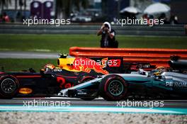 (L to R): Max Verstappen (NLD) Red Bull Racing RB13 and Lewis Hamilton (GBR) Mercedes AMG F1 W08 battle for the lead of the race. 01.10.2017. Formula 1 World Championship, Rd 15, Malaysian Grand Prix, Sepang, Malaysia, Sunday.