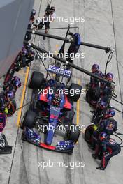 Pierre Gasly (FRA), Scuderia Toro Rosso during pitstop 01.10.2017. Formula 1 World Championship, Rd 15, Malaysian Grand Prix, Sepang, Malaysia, Sunday.