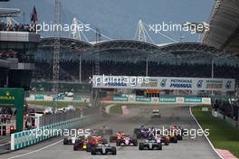 Lewis Hamilton (GBR) Mercedes AMG F1 W08 leads at the start of the race. 01.10.2017. Formula 1 World Championship, Rd 15, Malaysian Grand Prix, Sepang, Malaysia, Sunday.