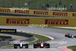 (L to R): Lewis Hamilton (GBR) Mercedes AMG F1 W08 and Max Verstappen (NLD) Red Bull Racing RB13 battle for position. 01.10.2017. Formula 1 World Championship, Rd 15, Malaysian Grand Prix, Sepang, Malaysia, Sunday.