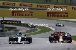 (L to R): Valtteri Bottas (FIN) Mercedes AMG F1 W08 and Daniel Ricciardo (AUS) Red Bull Racing RB13 battle for position. 01.10.2017. Formula 1 World Championship, Rd 15, Malaysian Grand Prix, Sepang, Malaysia, Sunday.