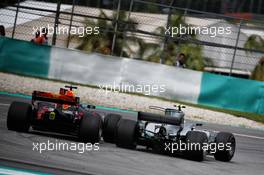 Valtteri Bottas (FIN) Mercedes AMG F1 W08 and Daniel Ricciardo (AUS) Red Bull Racing RB13 battle for position. 01.10.2017. Formula 1 World Championship, Rd 15, Malaysian Grand Prix, Sepang, Malaysia, Sunday.