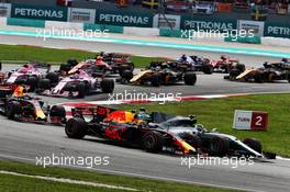 Max Verstappen (NLD) Red Bull Racing RB13 and Valtteri Bottas (FIN) Mercedes AMG F1 W08 at the start of the race. 01.10.2017. Formula 1 World Championship, Rd 15, Malaysian Grand Prix, Sepang, Malaysia, Sunday.