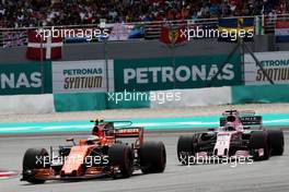 Stoffel Vandoorne (BEL) McLaren MCL32 and Sergio Perez (MEX) Sahara Force India F1 VJM10 battle for position. 01.10.2017. Formula 1 World Championship, Rd 15, Malaysian Grand Prix, Sepang, Malaysia, Sunday.