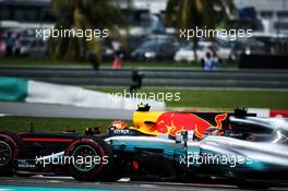 (L to R): Max Verstappen (NLD) Red Bull Racing RB13 and Lewis Hamilton (GBR) Mercedes AMG F1 W08 battle for the lead of the race. 01.10.2017. Formula 1 World Championship, Rd 15, Malaysian Grand Prix, Sepang, Malaysia, Sunday.