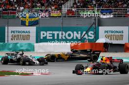 Kevin Magnussen (DEN) Haas VF-17 and Jolyon Palmer (GBR) Renault Sport F1 Team RS17 make contact. 01.10.2017. Formula 1 World Championship, Rd 15, Malaysian Grand Prix, Sepang, Malaysia, Sunday.