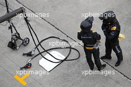 Renault F1 Team mechanics during pitstop 01.10.2017. Formula 1 World Championship, Rd 15, Malaysian Grand Prix, Sepang, Malaysia, Sunday.