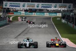 Valtteri Bottas (FIN) Mercedes AMG F1 W08 and Daniel Ricciardo (AUS) Red Bull Racing RB13 battle for position. 01.10.2017. Formula 1 World Championship, Rd 15, Malaysian Grand Prix, Sepang, Malaysia, Sunday.