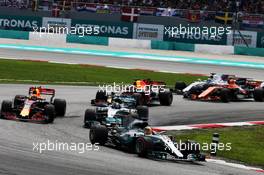 Lewis Hamilton (GBR) Mercedes AMG F1 W08 leads at the start of the race. 01.10.2017. Formula 1 World Championship, Rd 15, Malaysian Grand Prix, Sepang, Malaysia, Sunday.