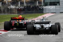 Valtteri Bottas (FIN) Mercedes AMG F1 W08 and Daniel Ricciardo (AUS) Red Bull Racing RB13 battle for position. 01.10.2017. Formula 1 World Championship, Rd 15, Malaysian Grand Prix, Sepang, Malaysia, Sunday.