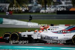 Felipe Massa (BRA) Williams FW40 and Stoffel Vandoorne (BEL) McLaren MCL32 battle for position. 01.10.2017. Formula 1 World Championship, Rd 15, Malaysian Grand Prix, Sepang, Malaysia, Sunday.