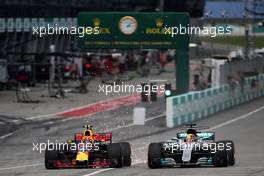 (L to R): Max Verstappen (NLD) Red Bull Racing RB13 and Lewis Hamilton (GBR) Mercedes AMG F1 W08 battle for the lead of the race. 01.10.2017. Formula 1 World Championship, Rd 15, Malaysian Grand Prix, Sepang, Malaysia, Sunday.