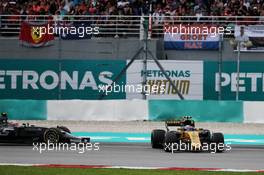 Jolyon Palmer (GBR) Renault Sport F1 Team RS17 and Kevin Magnussen (DEN) Haas VF-17 make contact. 01.10.2017. Formula 1 World Championship, Rd 15, Malaysian Grand Prix, Sepang, Malaysia, Sunday.