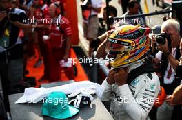 Pole sitter Lewis Hamilton (GBR) Mercedes AMG F1 in parc ferme. 30.09.2017. Formula 1 World Championship, Rd 15, Malaysian Grand Prix, Sepang, Malaysia, Saturday.