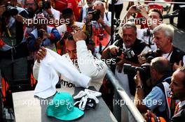 Lewis Hamilton (GBR) Mercedes AMG F1 in qualifying parc ferme. 30.09.2017. Formula 1 World Championship, Rd 15, Malaysian Grand Prix, Sepang, Malaysia, Saturday.