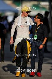 (L to R): Nico Hulkenberg (GER) Renault Sport F1 Team with Tara Ramos (GER). 30.09.2017. Formula 1 World Championship, Rd 15, Malaysian Grand Prix, Sepang, Malaysia, Saturday.